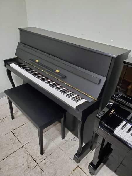 1986 Yamaha Studio Piano Model MC202
