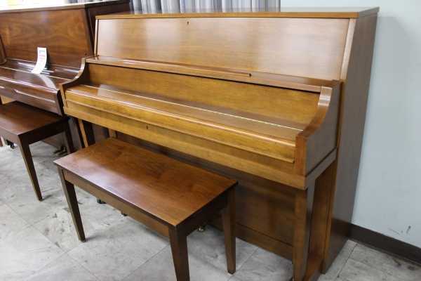 1983 Yamaha P202 Walnut Satin U152753 Studio Upright Piano Closed