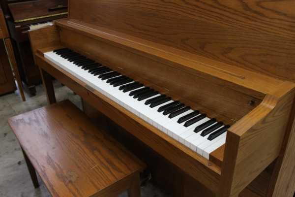 1988 Kawai UST-8 Oak Studio Upright keyboard