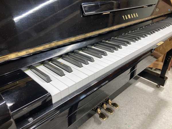 1974 Yamaha U1H Professional Upright Piano Left Keys