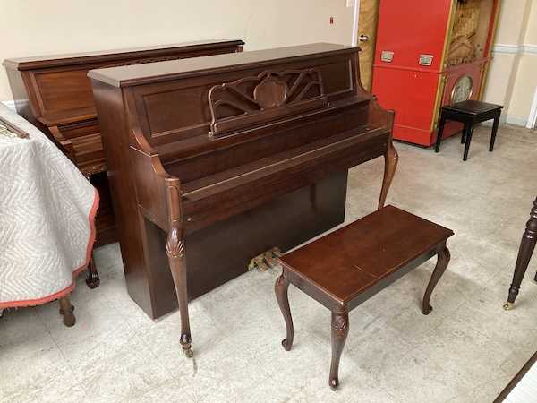 1993 Young Chang F-116 Studio Upright Piano Closed_