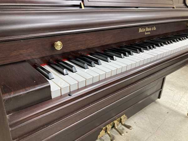 Hallet Davis Console Piano (530102925) Left Keys
