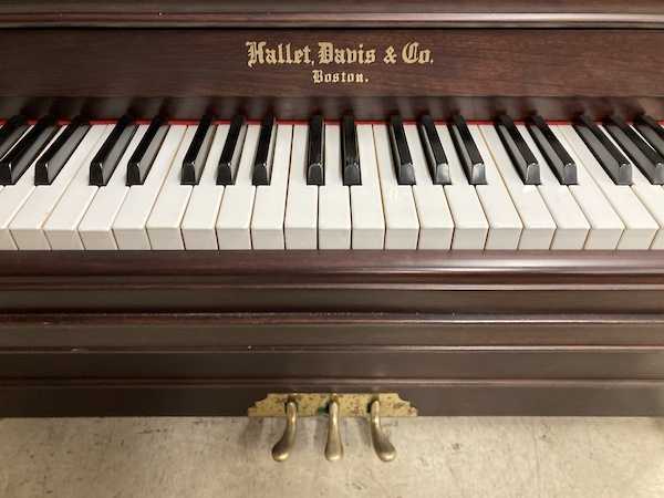 Hallet Davis Console Piano (530102925) Middle Keys