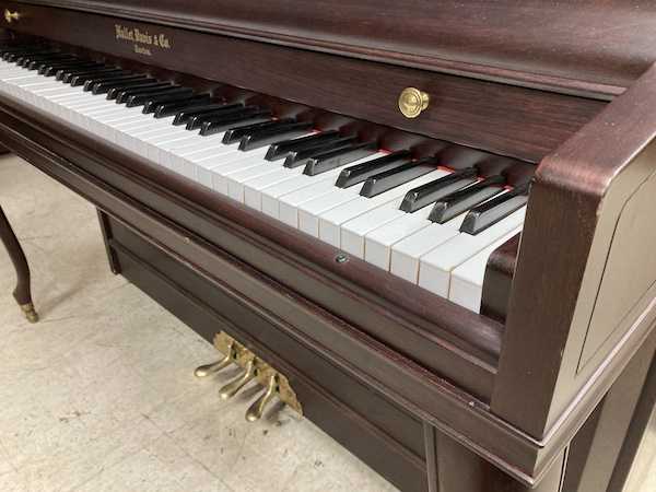 Hallet Davis Console Piano (530102925) Right Keys