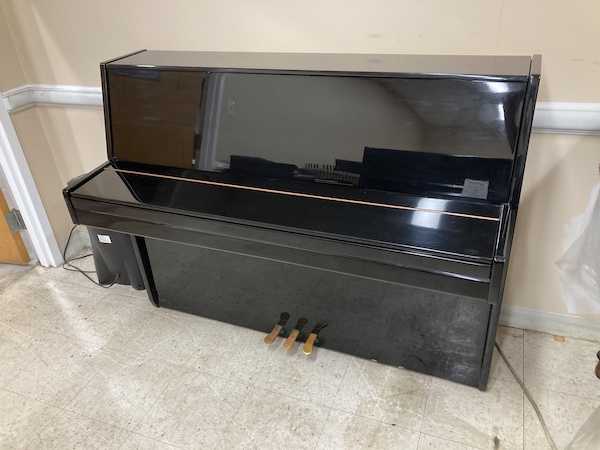 Kranich _ Bach Console Piano Closed