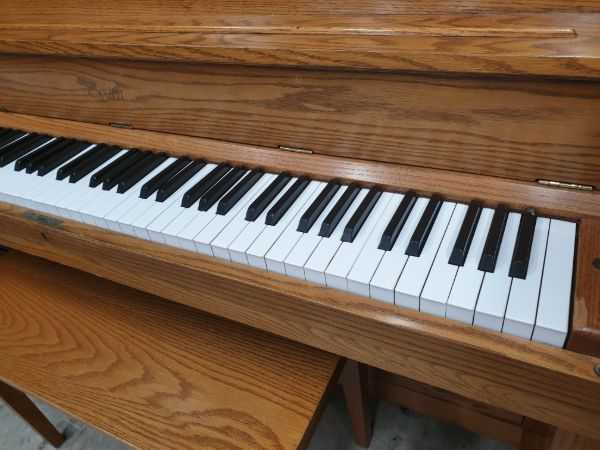 1996 Boston UP-118S Studio Piano right keys