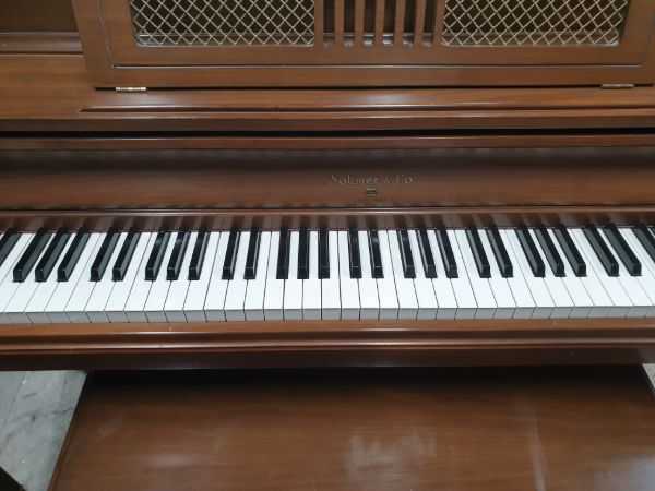 Sohmer 34-96 Console Piano center keys