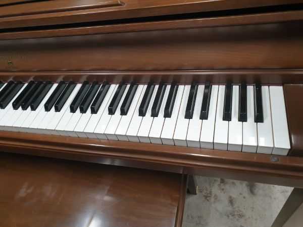 Sohmer 34-96 Console Piano right keys