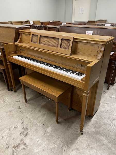 #F190. Used 1988 Yamaha M402 Console Piano IMG_4387