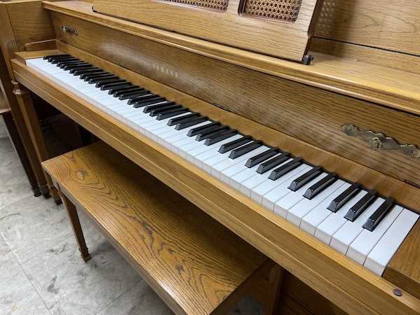 #F190. Used 1988 Yamaha M402 Console Piano IMG_4388