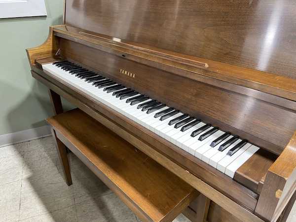 #E142. Used 1977 Yamaha P202 Studio Upright Piano IMG_4368