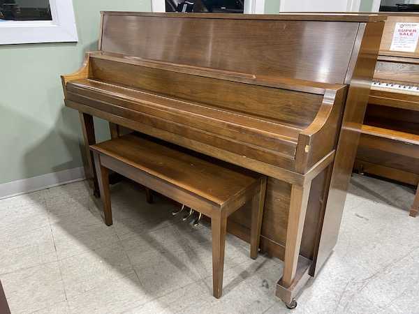 #E142. Used 1977 Yamaha P202 Studio Upright Piano IMG_4369