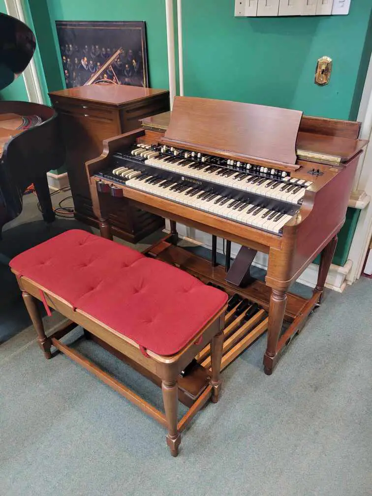 This is a detailed image displaying a used Hammond B3 Organ with a Leslie-122.