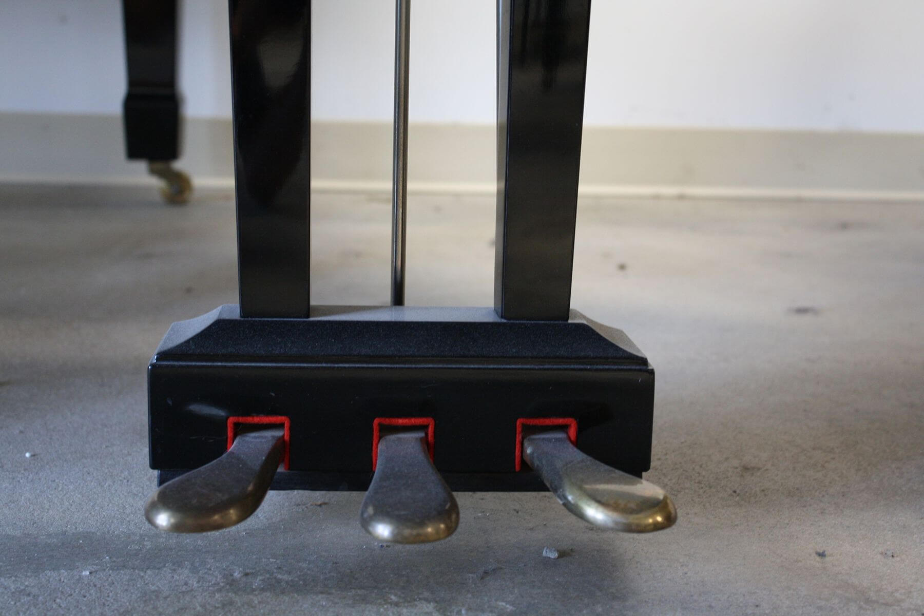 1982-yamaha-c3-grand-piano-pedals